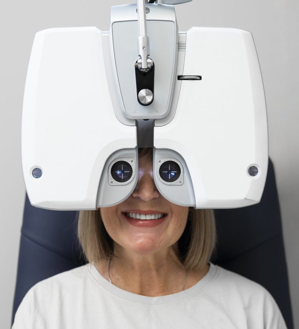 ophthalmologist-doctor-consulting-patient (1)